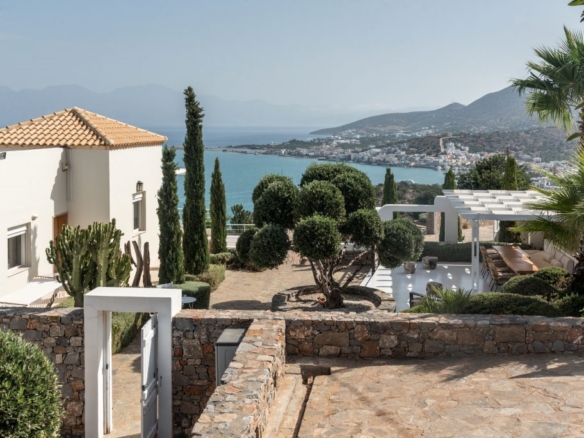 Amazing 5-bedroom villa for sale in cosmopolitan Elounda